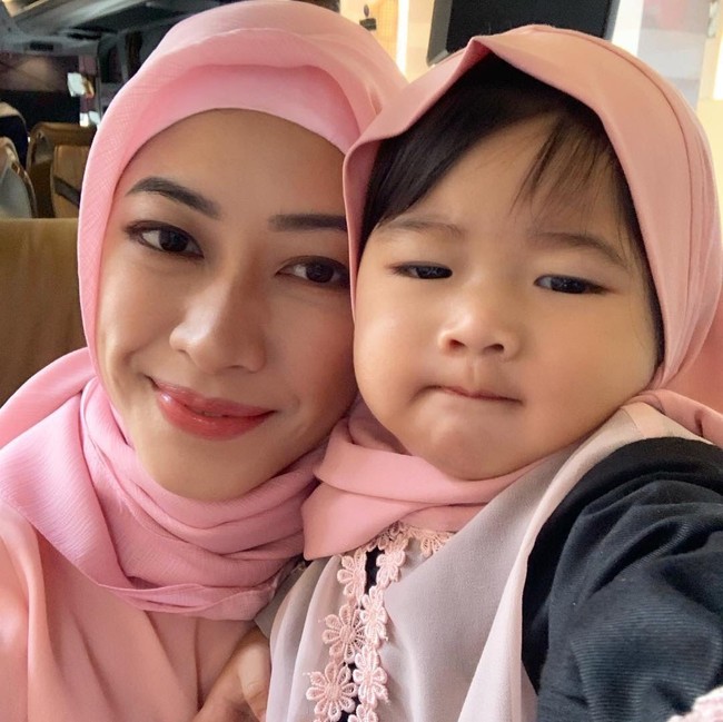 Anak ketiga Aliya, Gayatri Dalia Yudhoyono juga ikut serta bersamanya. Gayatri tampak imut memakai kerudung bergo. Ia pin dihujani pujian di Instagram. Foto: Dok. Instagram/ruby26