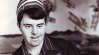 Russel bekerja di McDonald pada 1984 atau saat usianya menginjak 18 tahun. Ia mendapatkan pekerjaanya melalui jasa Jobsupport yang diinisiasi oleh pemerintah Australia untuk membantu orang disabilitas intelektual untuk mendapatkan pekerjaan. Istimewa/Boredpanda.