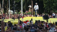 Ia ke panggung acara dengan naik sepeda.
