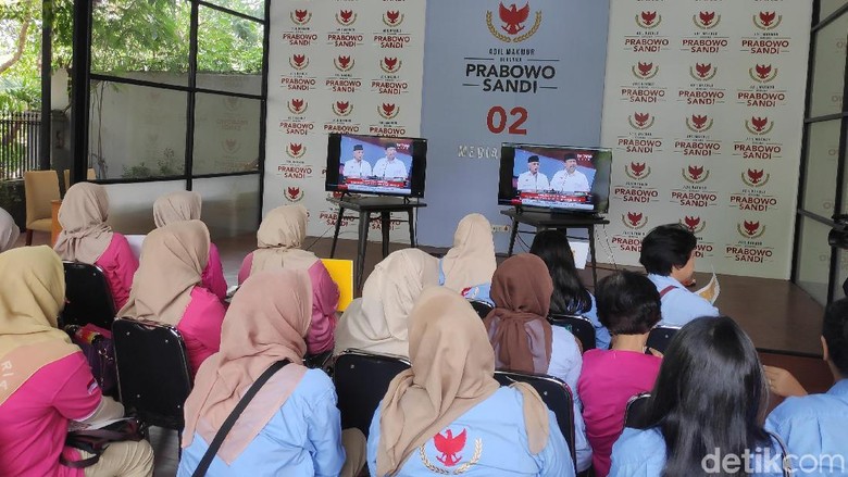 Tim Prabowo Nobar Tayangan Ulang Debat Pilpres 2014 Bareng Emak-emak Tim Prabowo Nobar Tayangan Ulang Debat Pilpres 2014 Bareng Emak-emak