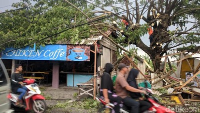 Puting Beliung Terjang Glagah Lamongan