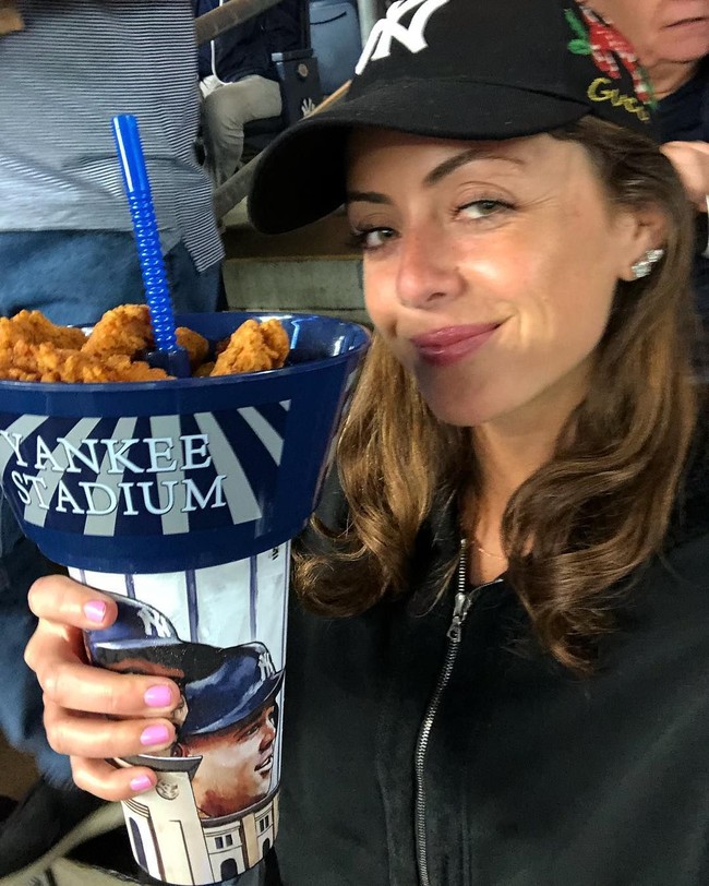 Take the chicken with your right, take the soda with your left, and then you dip, dip, dip, dip, dip. Begitu bunyi salah satu bait lagu Alexa Greenfield. Lihat videonya di sini. Foto: Instagram @alexag