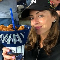 Take the chicken with your right, take the soda with your left, and then you dip, dip, dip, dip, dip. Begitu bunyi salah satu bait lagu Alexa Greenfield. Lihat videonya di sini. Foto: Instagram @alexag