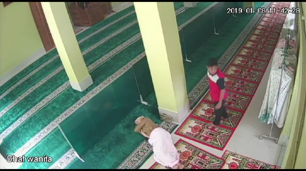 Pencuri memantau kondisi masjid.