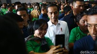 Menurut Jokowi, perkembangan tersebut seharusnya diimbangi oleh sebuah regulasi.
