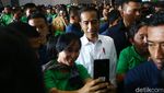 Momen Weekend Jokowi, Selfie dan Kumpul Bareng Sopir Online