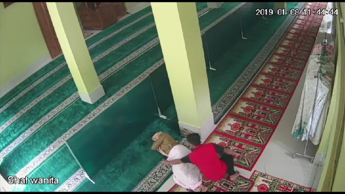Terekam CCTV, Pencuri Gasak HP Jemaah yang Tidur di Masjid