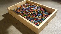 Pensil yang sudah dipotong dikumpulkan dalam satu wadah. Istimewa/Boredpanda.