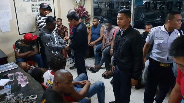 Belasan WNA asal Afrika diamankan di pos keamanan Apartemen Kalibata City..