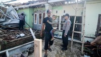 Sekitar empat rumah rusak berat, dan 196 rumah rusak ringan diterjang puting beliung. ANTARA FOTO/Raisan Al Farisi.