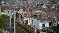 Suasana rumah yang rusak akibat angin puting beliung di Perumahan Rancaekek Permai 2, Kabupaten Bandung, Jawa Barat, Sabtu (12/1/2019). ANTARA FOTO/Raisan Al Farisi.