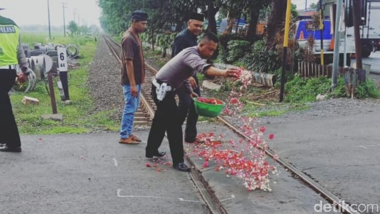 Doakan 5 Korban Tewas KA Vs Mobil, Polisi Tabur Bunga di Atas Rel Doakan 5 Korban Tewas KA Vs Mobil, Polisi Tabur Bunga di Atas Rel
