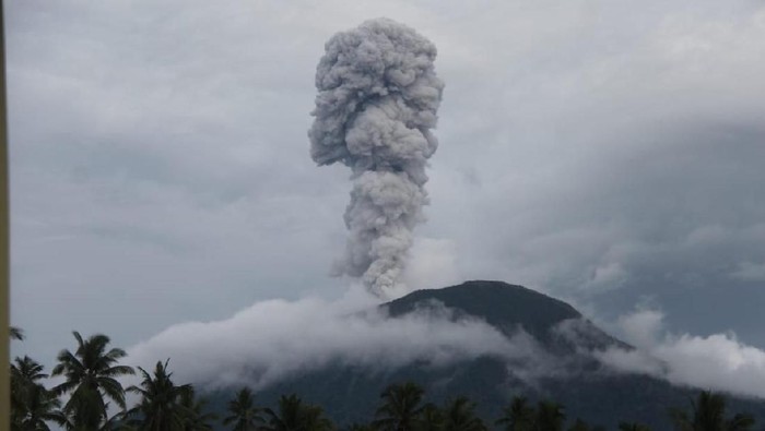 Gunung Ibu Meletus Status Waspada