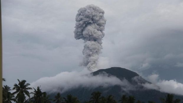 Gunung Ibu di  Halmahera Barat, Maluku Utara, meletus