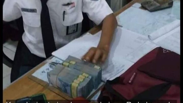 Tas Berisi Uang Rp 40 Juta Ditemukan di KRL Tanah Abang-Serpong Tas Berisi Uang Rp 40 Juta Ditemukan di KRL Tanah Abang-Serpong
