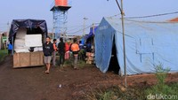Tenda darurat dipasang di lokasi pengungsian.