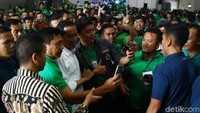 Jokowi pun meminta Menteri Perhubungan Budi Karya Sumadi untuk menyusun payung hukum. Mulanya ialah untuk taksi online. Selanjutnya, akan dibuat aturan untuk ojek online.