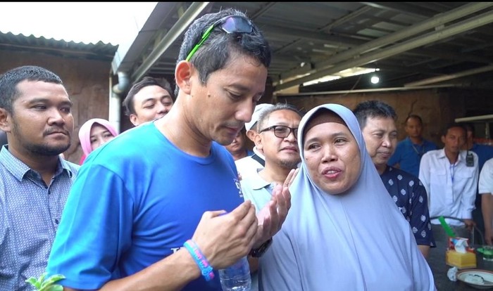 Gembiranya Latifah Saat Warungnya Didatangi Sandi