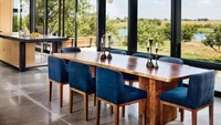Ruang makan memiliki pemandangan langsung ke halaman. Cahaya yang masuk sangat banyak, sehingga menghemat energi listrik. Casey Dunn/Inhabitat.com.