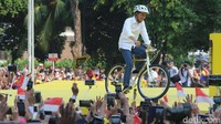 Jokowi disambut meriah para peserta. Massa kompak berpose salam jempol untuk Jokowi.