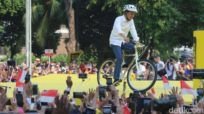 Bamboo bike atau sepeda bambu yang dipakai Jokowi merupakan karya anak bangsa (Foto: Ari Saputra) Bamboo bike atau sepeda bambu yang dipakai Jokowi merupakan karya anak bangsa (Foto: Ari Saputra)