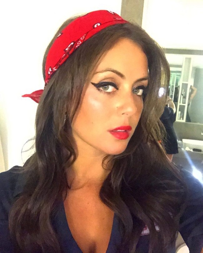 Sebenarnya sejak sebelum terkenal, Alexa sudah menyadari jika kebiasaan itu aneh. Bahkan di momen yang membuatnya terkenal, Alexa sempat mengatakan pada keponakannya untuk tidak bilang ke siapa pun mengenai hobinya makan ayam goreng dicelupkan ke soda. Foto: Instagram @alexag