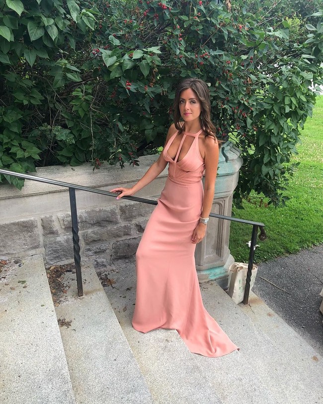 Alexa pun diketahui bukan orang sembarang karena ia adalah salah satu teman anak Tiffany Trump. Ia juga merupakan seorang sosialita yang diminta untuk jadi model desainer Andre Warren bersama anak Donald Trump tersebut. Foto: Instagram @alexag