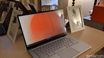 Laptop ini bisa diputar ke belakang untuk difungsikan sebagai tablet. Foto: Adi Fida Rahman/detikINET