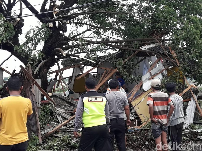 Dahsyatnya Puting Beliung di Lamongan Porak-porandakan Rumah Warga Dahsyatnya Puting Beliung di Lamongan Porak-porandakan Rumah Warga