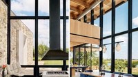Jendela yang besar membuat penghuni bisa lebih mudah melihat keluar rumah dari berbagai sisi. Casey Dunn/Inhabitat.com.