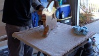 Proses melubangi hingga memasang senar. Istimewa/Boredpanda.