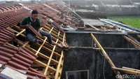 Salah satu lokasi yang paling parag diterjang puting beliung adalah di Perumahan Rancaekek Permai 2, Kecamatan Rancaekek, Kabupaten Bandung.