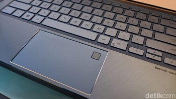 Terdapat sensor sidik jari di area touchpad. Laptop ini memikiki speaker Harman Kardon. Foto: Adi Fida Rahman/detikINET