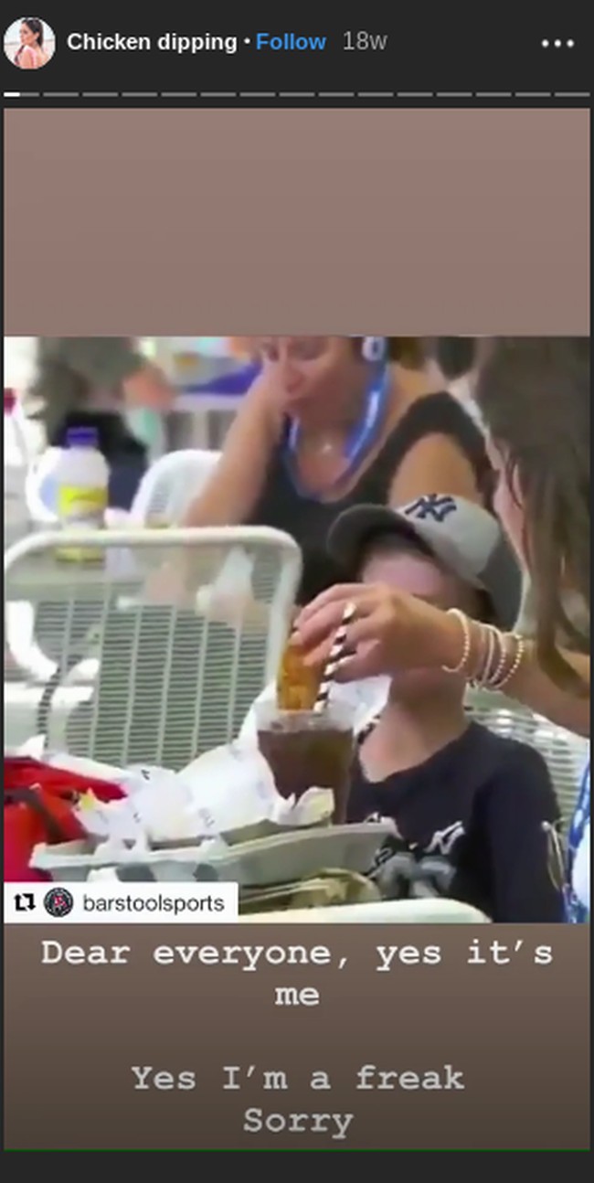 Adalah Alexa Greenfield, wanita asal Amerika Serikat yang jadi terkenal dalam semalam karena kebiasaan anehnya. Ketika menghadiri US Open pada bulan September tahun lalu, ia tertangkap kamera mencelupkan ayam goreng ke segelas soda. Video itu langsung viral. Foto: Instagram @alexag