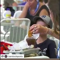 Adalah Alexa Greenfield, wanita asal Amerika Serikat yang jadi terkenal dalam semalam karena kebiasaan anehnya. Ketika menghadiri US Open pada bulan September tahun lalu, ia tertangkap kamera mencelupkan ayam goreng ke segelas soda. Video itu langsung viral. Foto: Instagram @alexag