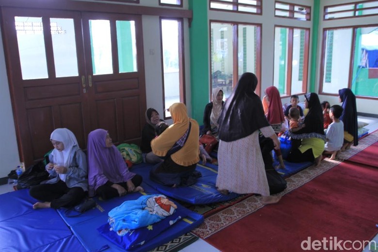 Ratusan Warga Korban Puting Beliung Rancaekek Mengungsi Ratusan Warga Korban Puting Beliung Rancaekek Mengungsi