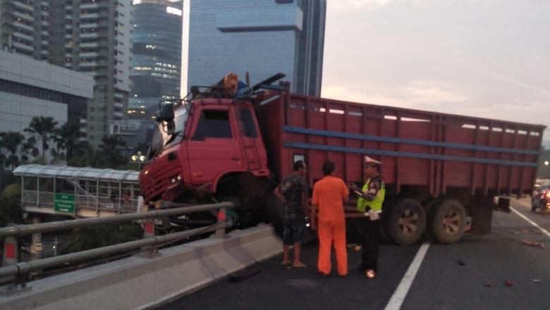 Tabrak Pembatas Jalan, Truk Nyaris Jatuh dari Flyover Tol Slipi Tabrak Pembatas Jalan, Truk Nyaris Jatuh dari Flyover Tol Slipi