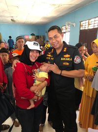 Komandan KN Belut Laut-4806 Serahkan Bantuan untuk Korban Tsunami Selat Sunda