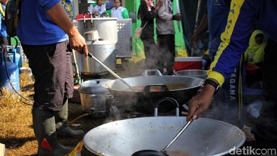 Menengok Dapur Umum untuk Pengungsi Puting Beliung