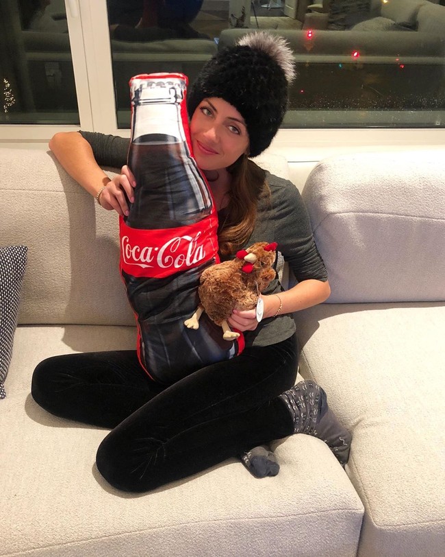 Tak hanya jadi terkenal dan banyak follower di Instagram, kebiasaan aneh tersebut mendatang kesempatan emas untuk Alexa. Ia diketahui menerima endorsement sejumlah brand makanan. Beberapa waktu lalu ia pun merilis sebuah video klip bertajuk Chicken Soda yang bercerita tentang apalagi kalau bukan makan ayam dengan soda. Foto: Instagram @alexag