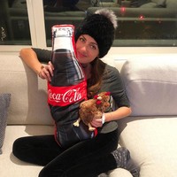 Tak hanya jadi terkenal dan banyak follower di Instagram, kebiasaan aneh tersebut mendatang kesempatan emas untuk Alexa. Ia diketahui menerima endorsement sejumlah brand makanan. Beberapa waktu lalu ia pun merilis sebuah video klip bertajuk Chicken Soda yang bercerita tentang apalagi kalau bukan makan ayam dengan soda. Foto: Instagram @alexag