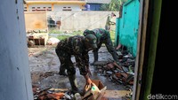 Begini aksi prajurit TNI membantu korban puting beliung.