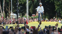 Massa yang hadir mengenakan atribut sesuai dengan almamater masing-masing. Misalnya saja alumni UI memakai kaus berwarna kuning dan alumni ITB memakai kaus putih. Ada juga alumni ITS yang memakai polo biru.