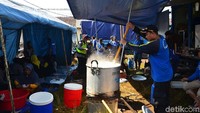 Mereka beraktivitas di dapur umum yang berada di posko utama bencana angin puting beliung di kawasan Desa Jelegong, Rancaekek, Kabupaten Bandung, Sabtu (12/01/2019).