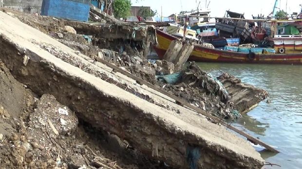 Dermaga ambruk diduga akibat longsor.