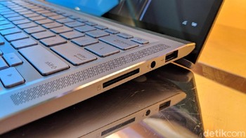 Port di sisi kanan terdiri dari SD card, jack audio 3,5 mm dan USB type A. Foto: Adi Fida Rahman/detikINET