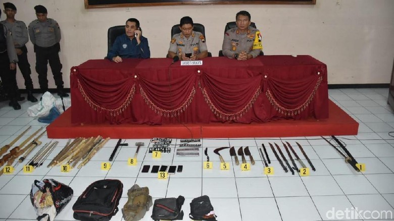Penampakan Senjata Sitaan Polisi dari Para Pelaku Bentrok di Solo Penampakan Senjata Sitaan Polisi dari Para Pelaku Bentrok di Solo