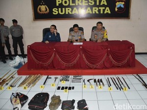 Penampakan Senjata Sitaan Polisi dari Para Pelaku Bentrok di Solo