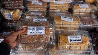 Harganya pun terbilang sangat murah, modal uang Rp 100 ribu, traveler bisa membawa pulang segala macam aneka jajanan khas di sana. (Muhammad Bakri/detikTravel)