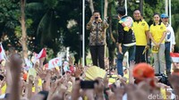 Jokowi selfi dengan latar belakang pendukungnya.